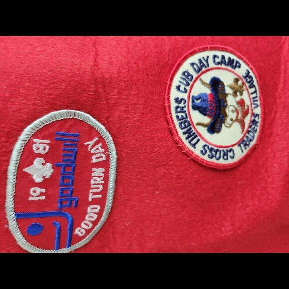 Vintage Cub Scout 1980-81 red felt vest with 7 patches - Picture 6 of 8